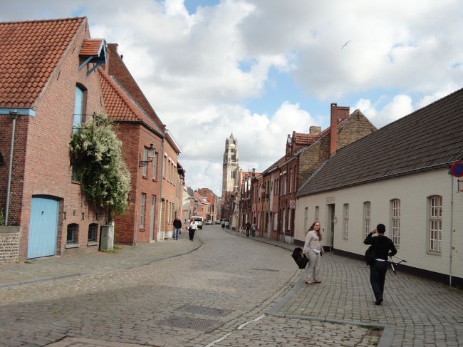 最初は広い舗装道路ですが、次第に石畳の細い道になってきます。