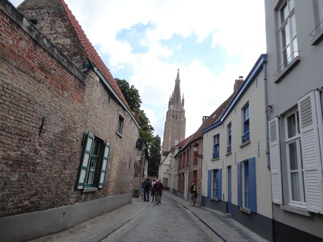 この日の午前中、ワンピースだと膝のあたりがスース―して寒くていられないので、ホテルでストッキングをはいて出かけました。こちらではどんなお年を召した方でも素足なので、かなり恥ずかしかったのですが、そんなこと言ってられません。<br /><br />ゴエゼプト通りを右折して歩いていくと、中央に聖母教会が見えてきます。