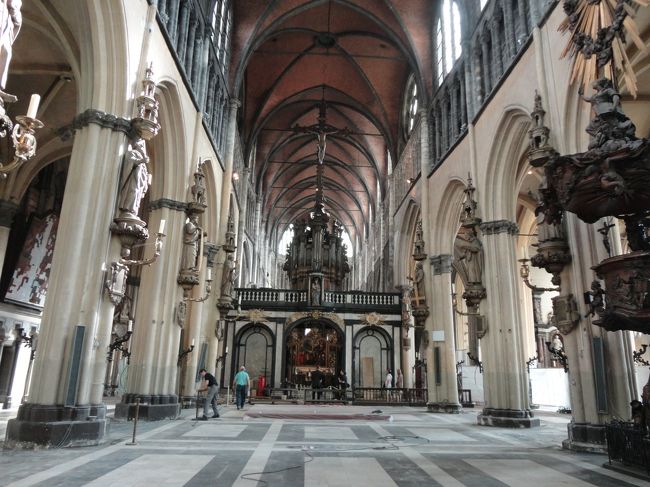 聖母教会。<br />中は工事中だったのと、ミケランジェロは１月にイタリアで見ているので、入口だけで出ました。すごく混んでいました。