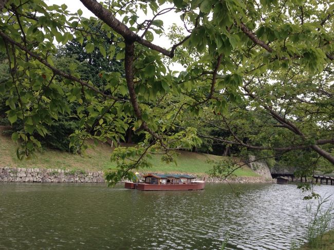 船でお堀をめぐることもできるみたいです。