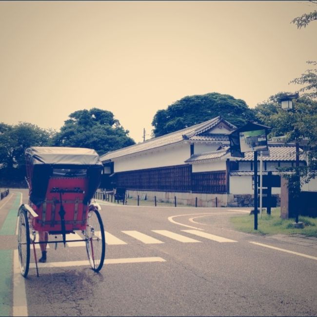 平日でしたが観光客は多く、人力車も走って賑わっていました。