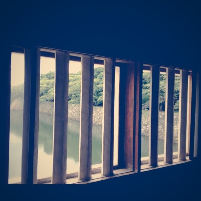 櫓の中からお堀を望みます。<br />