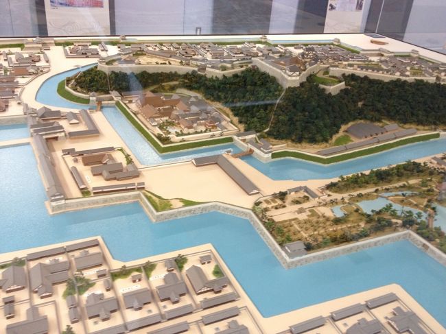 こちらの模型は撮影ＯＫ！<br />彦根城は３重のお堀に囲まれ、城下町も立派！<br />元々は沼や川が多かった地域でしたが、大規模な土木工事を行いながら計画的に町を造っていったそうです。<br /><br />一軒一軒、当主の名前が記してあるのは、当時の資料がしっかり残してあるからこそなんでしょうね。お城に近いほど、位の高い家臣なんだそうです。<br />展示品のガラスを拭き拭きしていたおじいさんがいたのですが、この方がいろいろわかりやすく説明してくれました。<br />ただの掃除のひとかと思ってごめんなさい(笑)