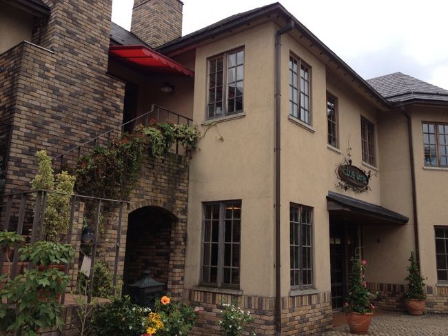 お堀に沿って歩いていたら、偶然見つけた“クラブハリエ”〜！！<br />バームクーヘンで有名な、滋賀県を代表するスイーツのお店ですね。<br />名駅にもあるのですが、一度滋賀のお店にも行ってみたかったので、迷わず入ります！<br /><br />お隣には和菓子の“たねや”があって同じ会社なんです。