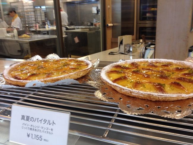 定番のバウムクーヘンに惹かれたけど…せっかくなので名古屋では買えなさそうでしかも常温ＯＫなものを♪<br />パイン・オレンジ・マンゴーを使った『真夏のパイタルト』<br />大事に持って帰り、軽く冷やしていただきました〜<br /><br />これ、めちゃ美味しかったです！<br />南国フルーツの爽やか〜な風味がたまらん！<br />書いてたら食べたくなってきた(笑)<br />