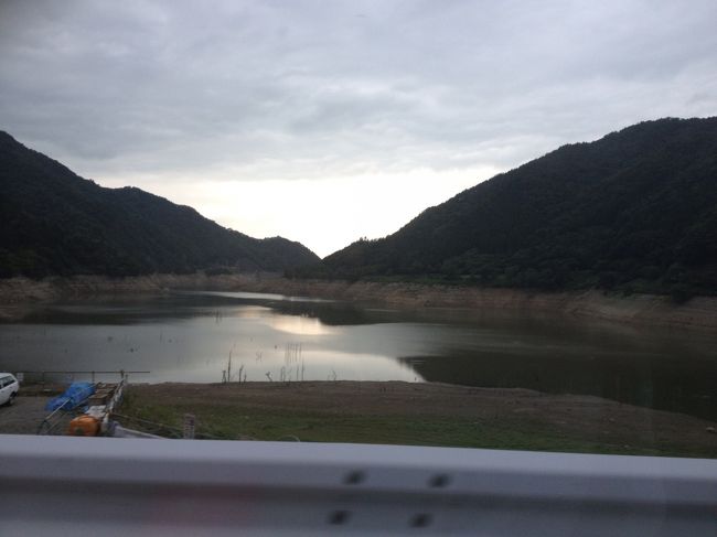 軽い衝撃を引きずりつつ、永源寺ダムへ…。<br />ダム湖とは思えないくらい、水が少ない！