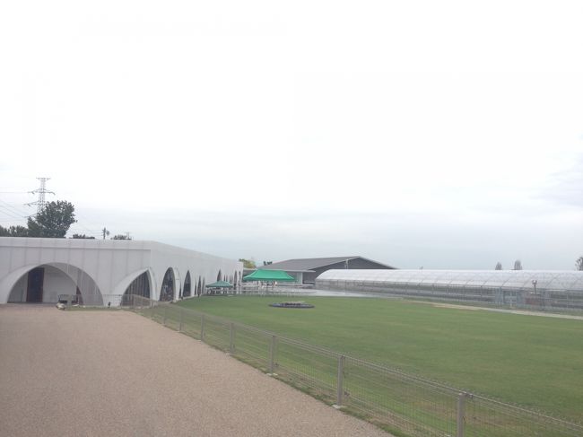 あらゆるジャンルのプロが集い、創りあげた観光施設…とでも言うのかな。<br />クリエイターはこの方々↓<br />http://aquaignis.jp/creator.php<br /><br />温泉・ホテル・レストラン・ベーカリー・スイーツサロンにウェディング会場などなど。昼間は、平日でもかなり混んでいるんだとか。<br />夕方だったので空いていまして、並んで買うというベーカリーでもあっさり買い物ができました。（品数はかなり少なかったけど）