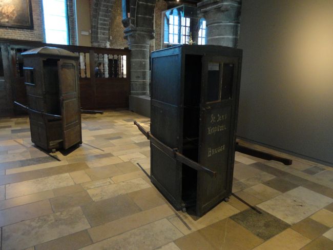 病人を運んだ乗り物。日本の駕籠に似てる・・・