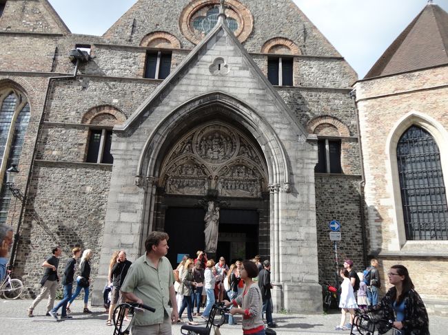 メムリンク美術館入口<br />考古学博物館の左隣にあります。