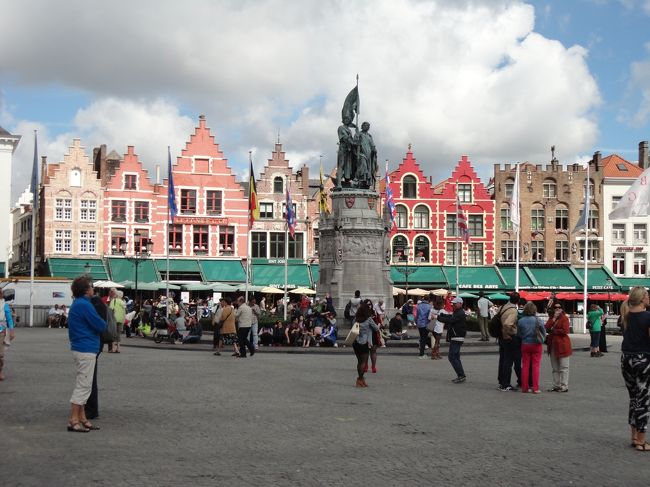 マルクト広場<br />鐘楼側から見てヤン・ブレ―デルさんとコーニングさんの銅像を中心に、州庁とレストランが並んでいます。