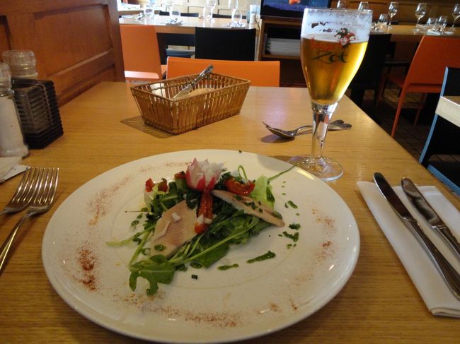 今日のランチ。魚の燻製が乗ったサラダ、ビールはブルージュゾット<br />旅行中は野菜が不足するので、サラダはうれしい！そして、おいしい！<br />ブルージュゾットは癖がなく飲みやすいです。