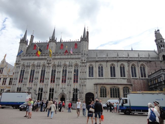 ブルグ広場の市庁舎