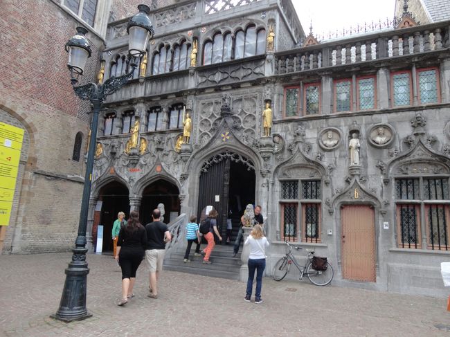 市庁舎の、向って右端に聖血礼拝堂があります。