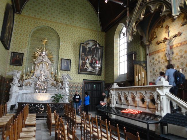 写真右の白い手すりのところで、１４：００〜１５：００「聖血の遺物」を公開していました。<br />拝見しましたが、よくわかりませんでした。すみません・・・・<br />喜捨がいります。