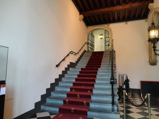 ４ユーロを払って２階のホールに行く。<br />階段の下で、降りてきたウエディングドレス姿のカップルと家族にすれ違いました。今、結婚式を挙げてきたのでしょうか…