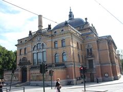 National Theater駅
ここでバスを降りて市庁舎前にあるフェリー乗り場まで歩きました。