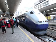 何行きに乗っていいかわからず駅員さんにチケットを見せると、持っているタブレットでホーム番号を調べてくれました。ハイテクにビックリしました。

Trondheim行き
OSLO S-DOMBAS
8:02-12:04予定　
実際の到着時間は12:25。