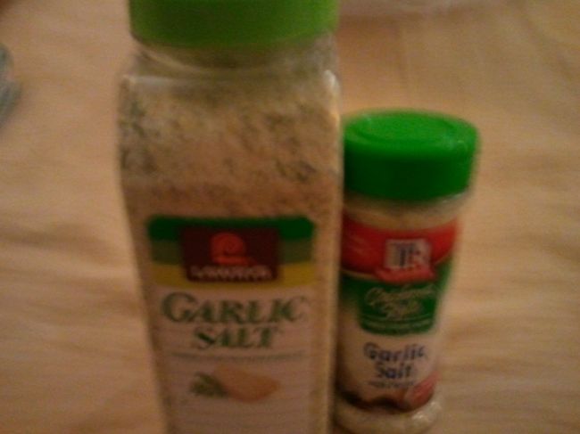 右の小さい方は、ペイレス<br />その後、コストUレスでお徳用を発見<br /><br />マコーミック ガーリックソルト 177g  $3.89<br />