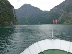 出発前にフェリーでごはんを食べちゃおうと思ったら、団体ツアーも同じ考えだったみたい。ランチタイムにあてているようで、食事スペースは満席でした。

