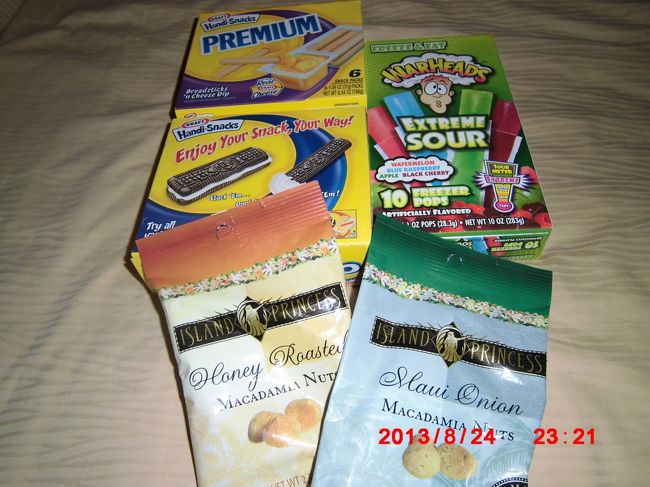 Ｋmart お土産用<br />マカダミアナッツ　$2.99<br />チーズスナック　$3.19<br />オレオ　$3.69<br />すごい色（笑）の凍らせるアイス　$1.3