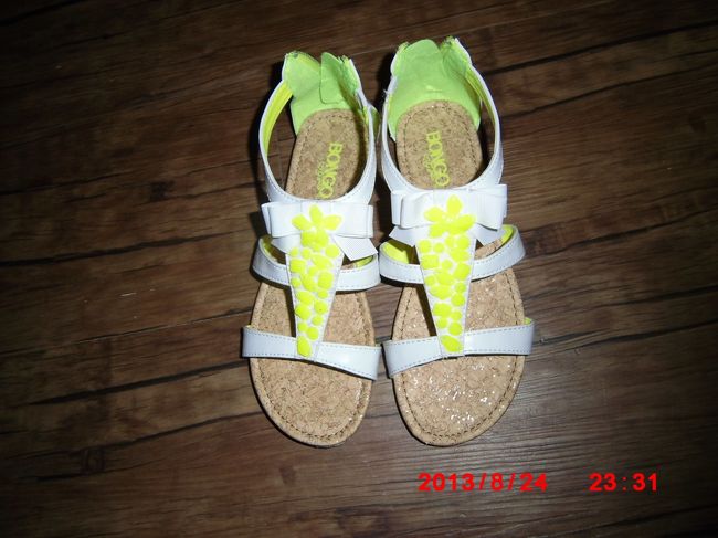 Ｋmart<br /><br />次女のサンダル　$5.99
