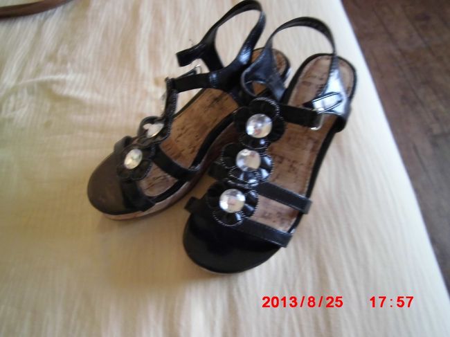 Ｋmart <br /><br />次女のサンダル　$17.99