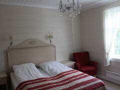 17:10にソグンダールのホテルに到着。

Hofslund Fjord Hotel
Fjorevegen 37, 6851 Sogndal
1泊　1076Nok
Fjord Pass使用。Booking.comより割安。

入口からフィヨルド側にまわったところに駐車場有り。エレベーターは無いので重い荷物を引き上げるのはちょっと大変です。

ラウンドアバウトのすぐそば過ぎてなかなか見つけられませんでした。