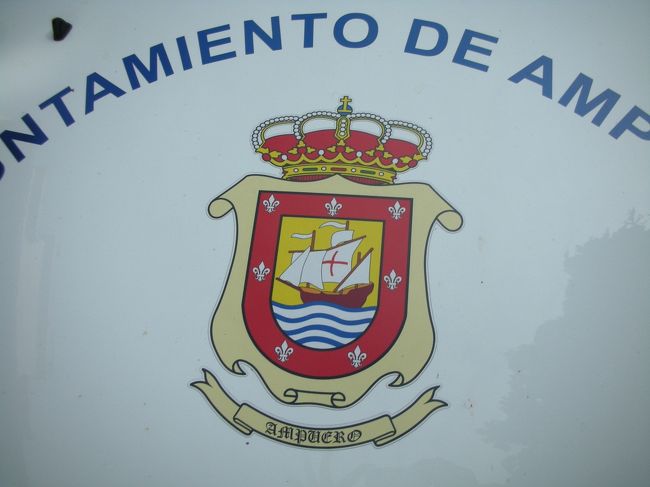 アンプエロ地方警察のパトカーのボンネットに記された村の紋章。（久々のパトカー紋章シリーズ）