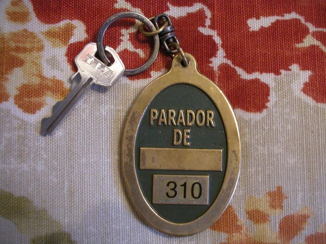 パラドールおなじみの、重厚なキーホルダー付の部屋の鍵。
