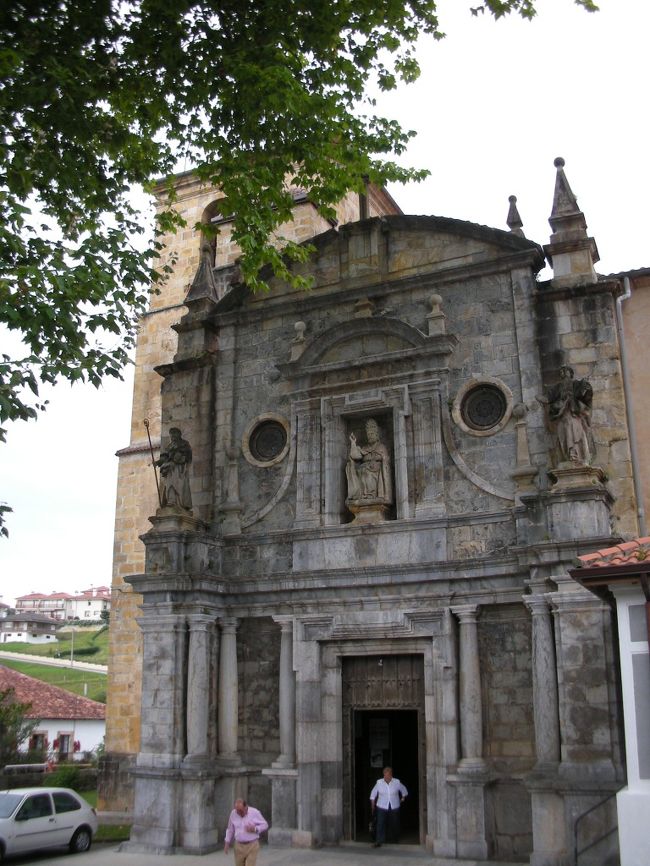 丘を上がるとサン・ペドロ教会があります。（Iglesia Parroquial de San Pedro）