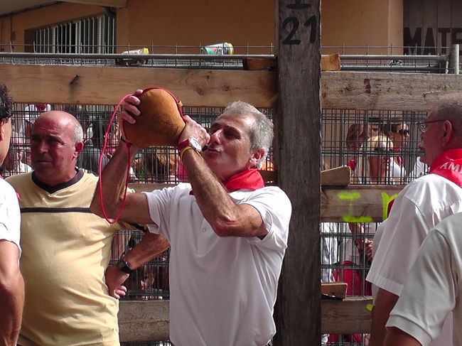 「ボタ（Bota）」と呼ばれるワイン用の皮袋を携帯し、ところ構わずお楽しみ中。