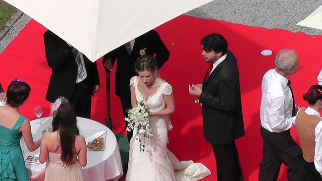 部屋の窓からちょっと失礼して、花嫁さんを．．．<br />この後皆さん、ホールで飲むわ踊るわで深夜まで盛り上がっていました。お幸せに！