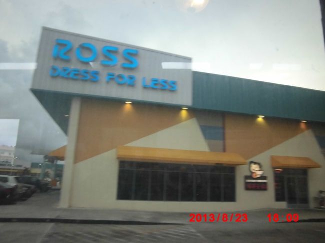Ross dress<br />お買い得感満載だけど、欲しい物を探すのが大変。<br />レジも長蛇の列！<br />でも、レジもたくさんだから、意外と早く順番くるかな。