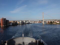 8時発Tau行きのフェリー
Tide社のフェリー＆バスの往復250NOKx2

チケットはフェリーが出発した後に係員が回ってきます。現金があればその場で、クレジットカードの場合はスナック売店の隣りにある窓口でチケットを購入します。船内を回る係員が戻ってきたら窓口が開きます。