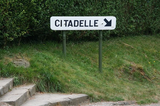 急に決めたディナン行き。<br />ディナンに何があるのか、ディナンの情報は皆無（今回の旅行にはガイドブックは一切持参していない)だから、とりあえずナビの目的地はDinantのCity Centerに設定。<br /><br />目的のCity Centerに到着したは良いものの路上駐車場はいっぱいだし道も混んでいたので、そのまま流れに沿って走っていたらいつしか上り坂に…（汗）<br /><br />これではDinantの町を通り過ぎてしまう！と思った矢先に現れたシタデルの表示。<br /><br />シタデルか〜、じゃあせっかくだからそこから行ってみよう！ということになり、シタデルに向かいました。