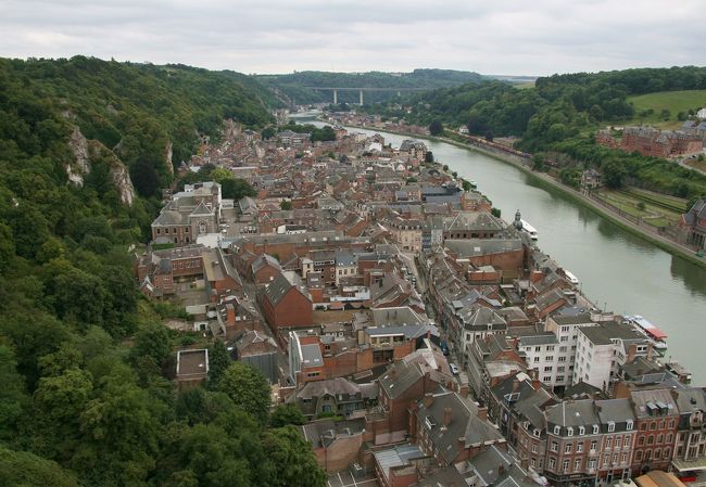 さてここは地上100メートルの高台。<br /><br />ということは、町を眺められる場所があるはず！<br /><br />小さな石の入り口を恐る恐る入って、<br />階段を上ると眼下には町が見下ろせました。