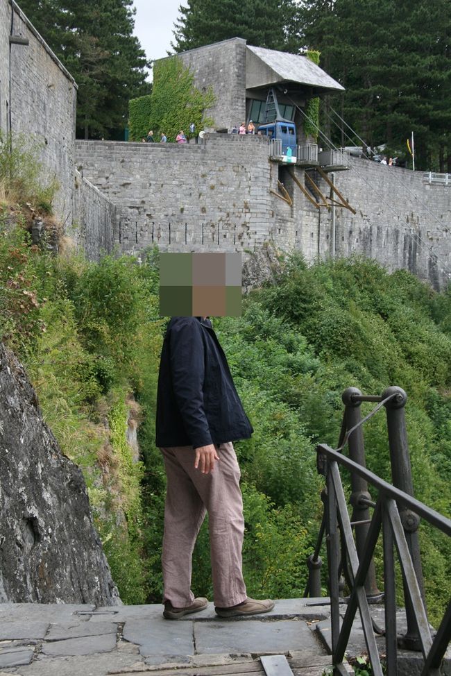 もしくはこちらの408段の急な階段を下りて行く方法があります。<br /><br />こちらの階段は色々な意見があるようで…(笑)<br />結構見晴らしが良いので高所恐怖症の人や小さな子供連れの方には向いていないと思います。<br /><br />私たちはどちらにしようか様子をうかがっていましたが、みんな階段を降りようとして途中で引き返して来たり、「行きたいならお前一人で行け！」と喧嘩をする人々が出てきたり…色々だったけど、一人も降りていく人がいなかったので、私達も大人しくケーブルカーを使うことにしました。