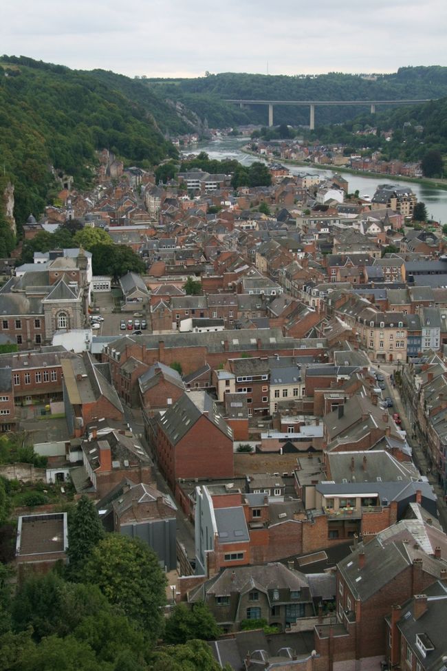 ディナンは結構大きめの町だけど、町の真ん中にムーズ川が流れ全体的に森に囲まれた静かな町です。