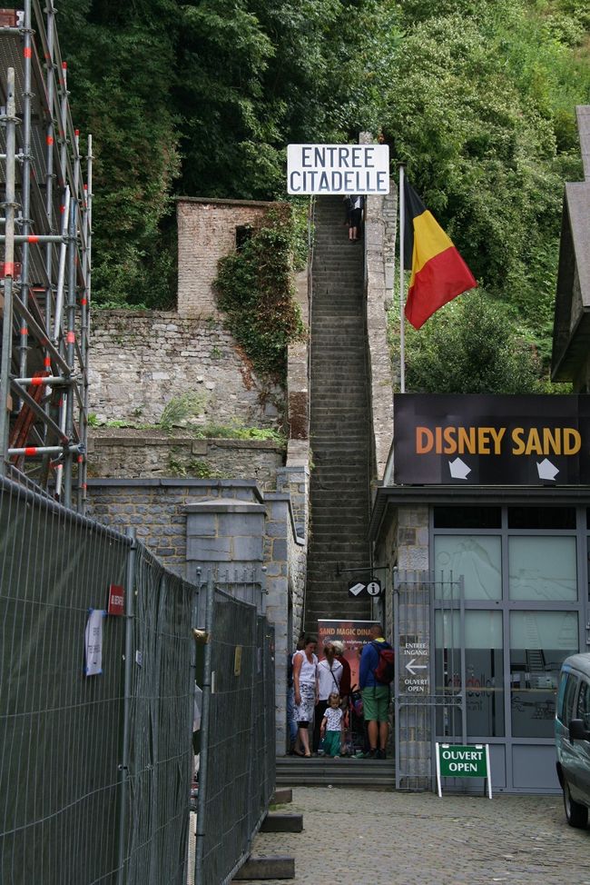 ケーブルカーで無事に下まで降りて来ました。<br /><br />城塞への階段はこの通り。<br />結構急勾配でとても見晴らしが良い階段です。<br /><br />ゆっくり写真を撮りながら上り下りするには良いかもしれませんが…。