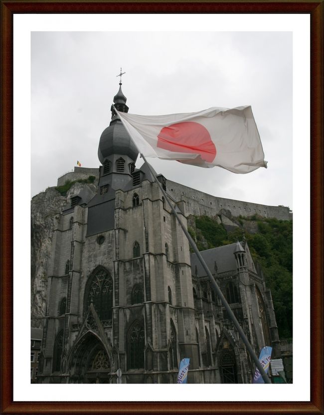 教会の前には高らかに日の丸が〜<br /><br />ディナンの教会前にかかるこの橋には、<br />幾つかの国の旗が立てられていました。<br /><br />なんなんでしょうね。<br />環境客が多い国？何かに寄与した国？