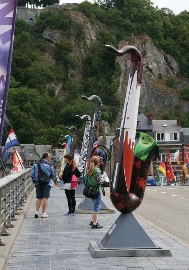 ここディナンはサクソフォンを発明した<br />アドルフ・サックス氏の生まれ故郷なのです。<br /><br />町のいたるところにサクソフォンがあります。