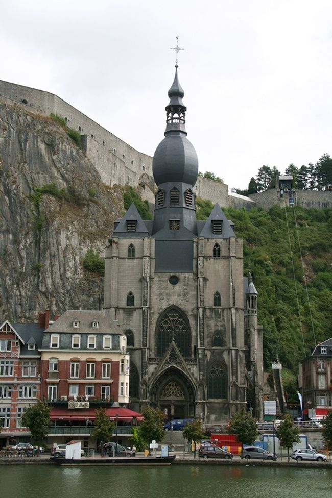 大きな岩の前に聳え立つ教会。<br /><br />初めてこの写真を見た時は岩と教会が一体化しているのかと思いました。<br /><br />