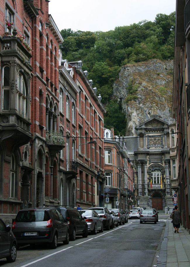 高い岩の下に広がる町、<br />ちょっぴり圧迫感はあるけれど、<br />独特の雰囲気です。