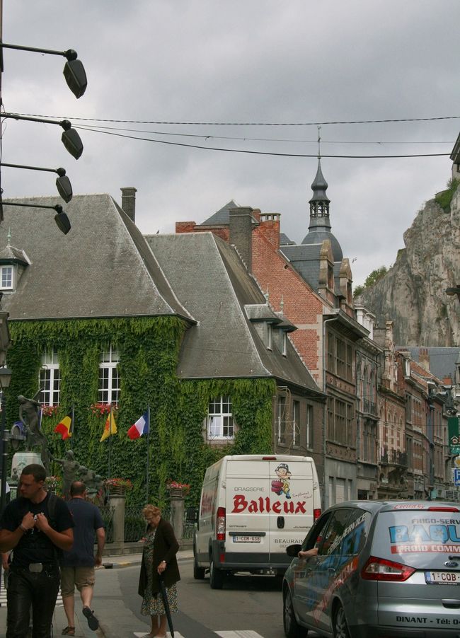 さて、お昼はどこで食べようかな…<br /><br />お腹は空いているけど食欲はあまりない状態(笑)<br /><br />ここは特にグルメで有名な町でもないし、<br />ちゃんとしたレストランと言うよりは、<br />ジャンクフード系の軽いものが食べたい気分。<br />