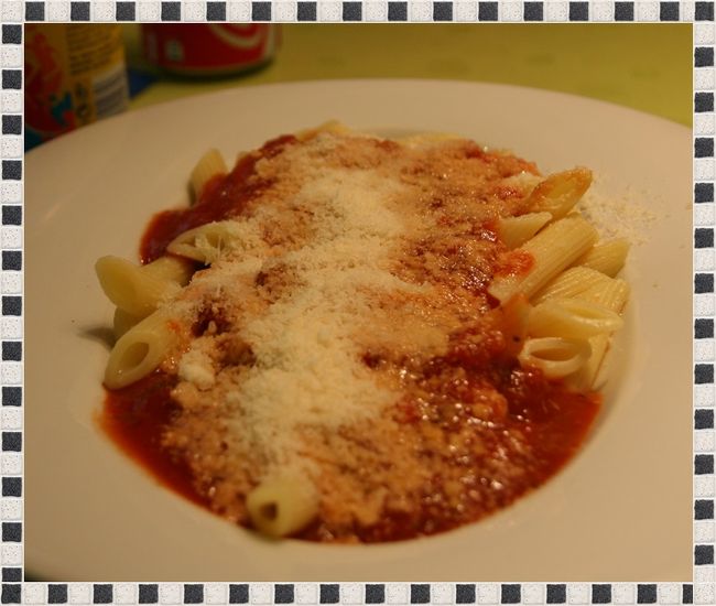 そして見つけた手作りバーガー屋さん。<br /><br />色んな種類のハンバーガーがあって、<br />お肉は注文してから焼いてくれます。<br /><br />この時はフィッシュが品切れだったので、<br />私はペンネ・アラビアータにしました。<br /><br />バーガーショップなのですが、<br />手作り感があるお店だったので美味しかったです。<br />