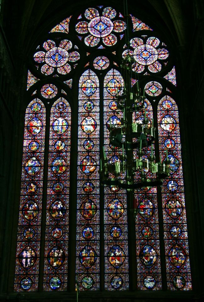 ステンドグラスも美しいです。