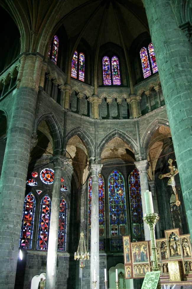 一つの教会に色々なデザインのステンドグラスが。