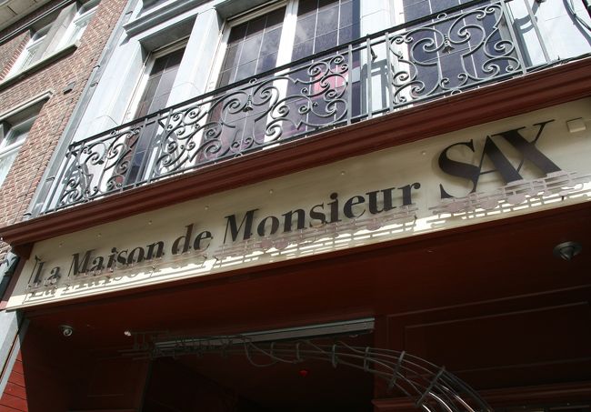 そして背後にはサックスさんの博物館がありました。<br /><br />入りませんでしたけど。