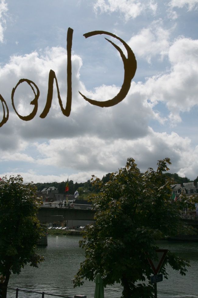 でも窓が開いていて店内は蜂がたくさん(@_@)<br /><br />コーヒー飲んでいても耳元でぶ〜んと鳴るから<br />時々ゾクッとしてしまいます。<br /><br />１階の外のテラス席を見ていると、<br />外でも蜂のせいで食事中に席を立つ人がちらほら。<br />ここは蜂が多いんですね。<br /><br />ウェイトレスさんさえも、蜂のせいで、<br />片付けが出来なくて困っていました。