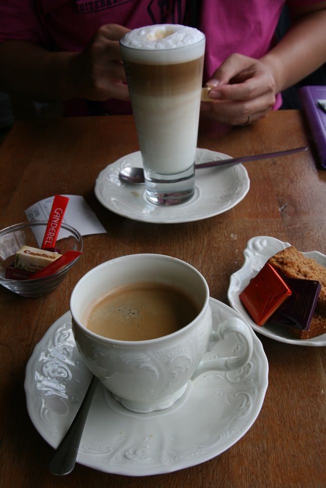 さて、一番眠気を覚まさなければならない運転手の旦那は、甘くてクリーミーなラッテ・マキアートを。<br /><br />特にカフェイン摂取の必要もない私がエスプレッソを。<br /><br />やっぱりエスプレッソはフランスの方が美味しいですね。